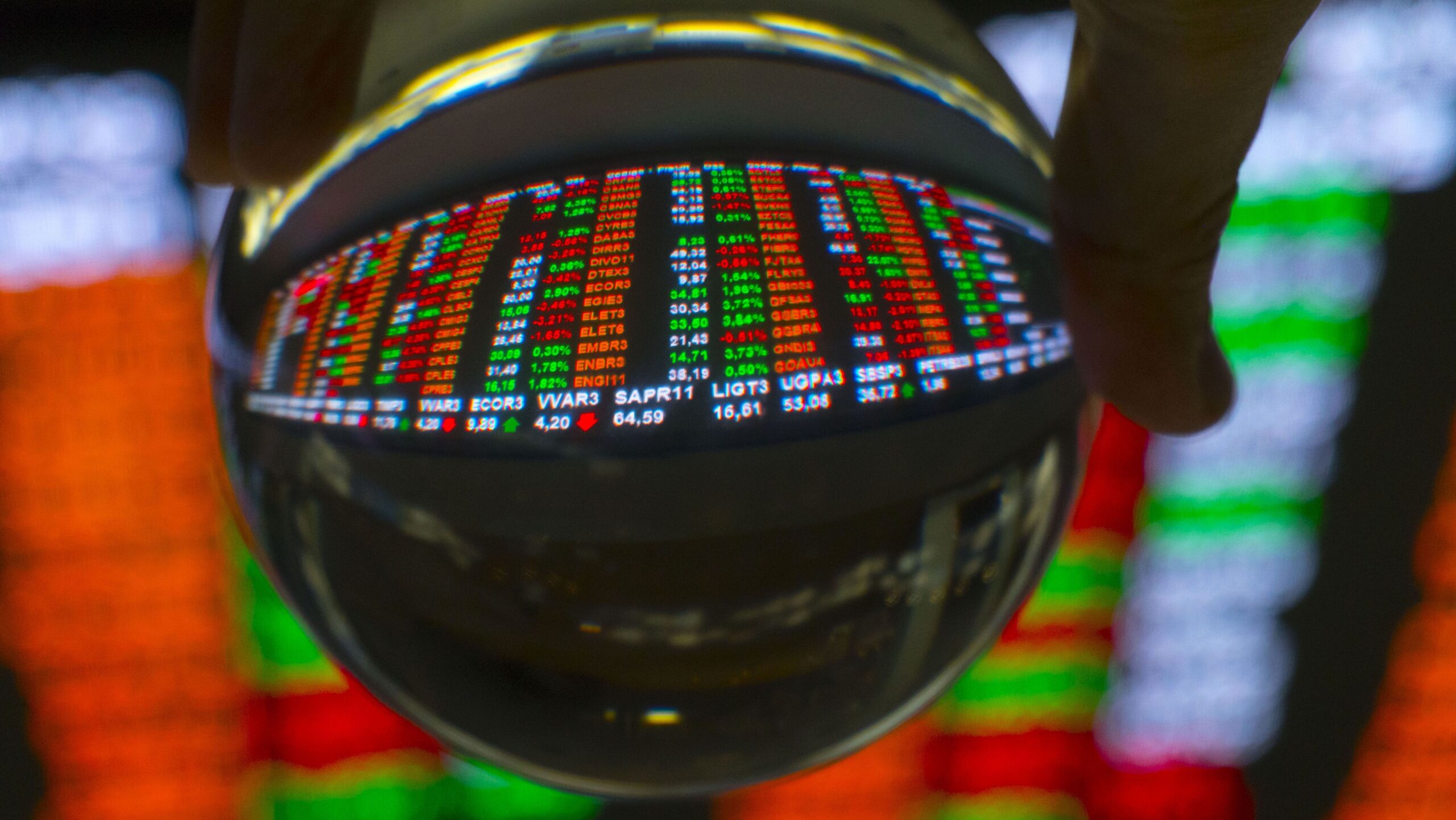 Ibovespa abre em alta; analistas alertam sobre incertezas econômicas