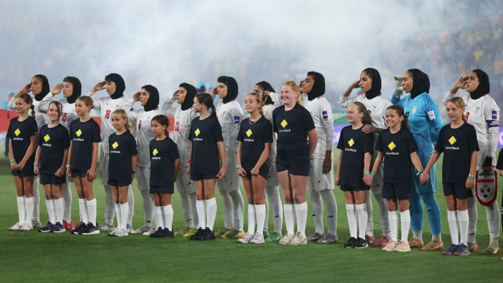 Sob ameaças, jogadoras do Irã cantam hino em protesto