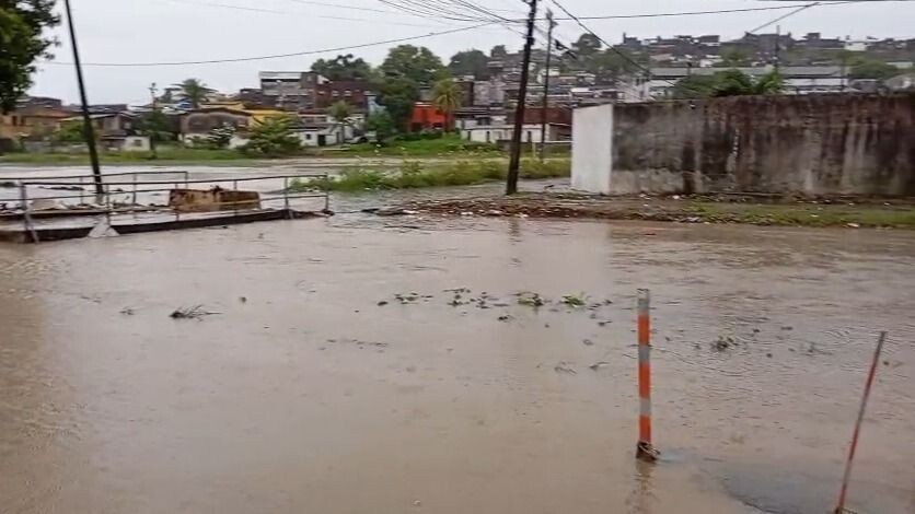 Chuvas suspendem aulas e afetam rotina na Região Metropolitana do Recife
