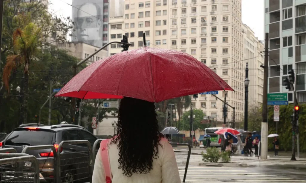 Ciclone extratropical em SC aumenta risco de temporais no Brasil