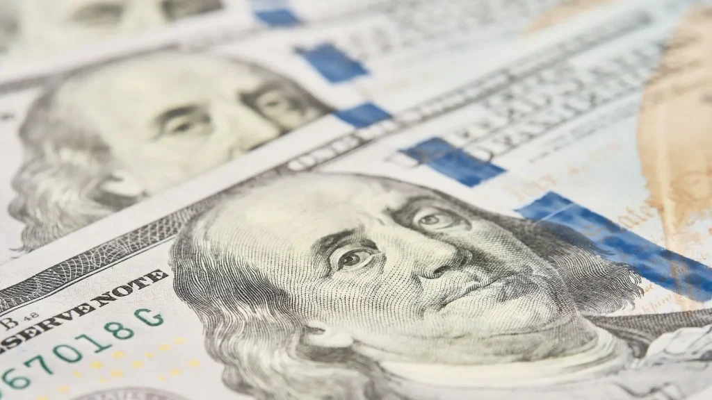 Dólar avança contra real após abertura em atraso na B3: entenda