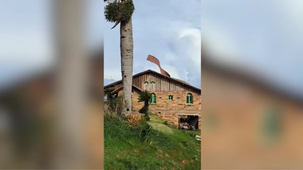 Ventania arranca telhado de casa no RS com ventos fortes