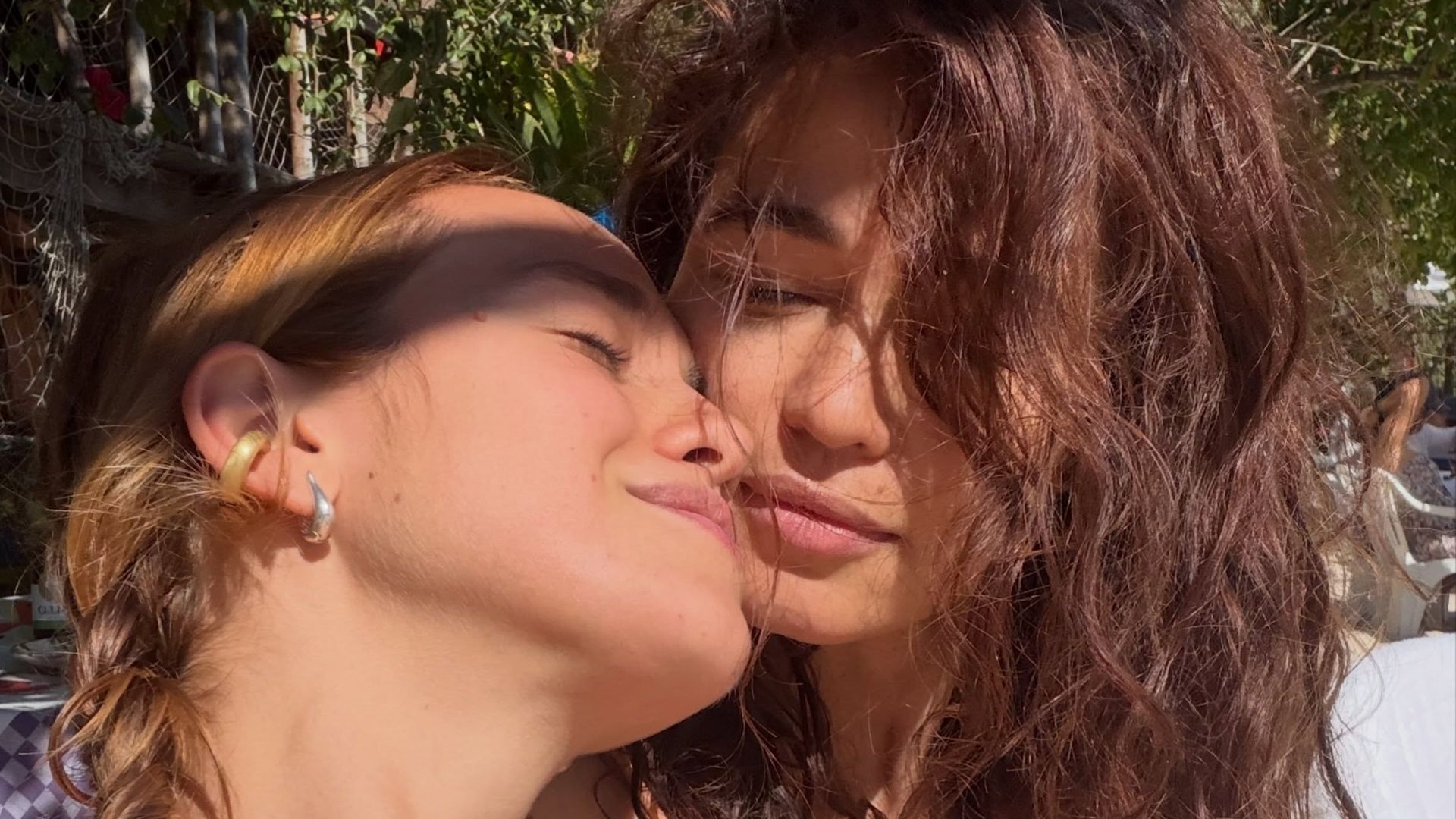 Nanda Costa e suposta namorada mostram carinho em álbum de fotos