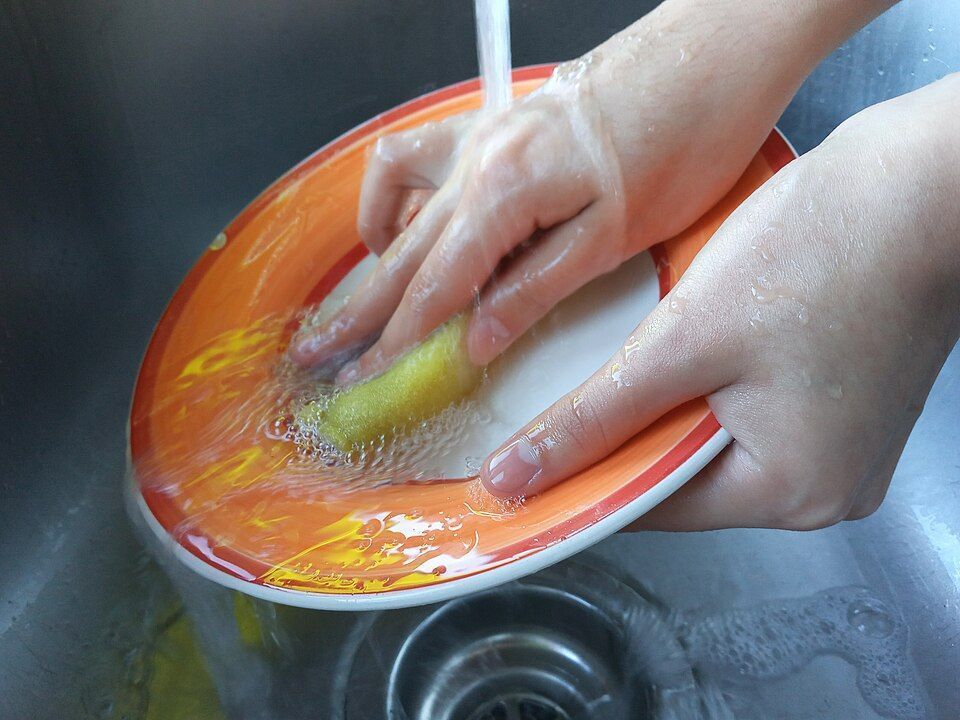 Lavar a louça enquanto cozinha aumenta sua produtividade diária