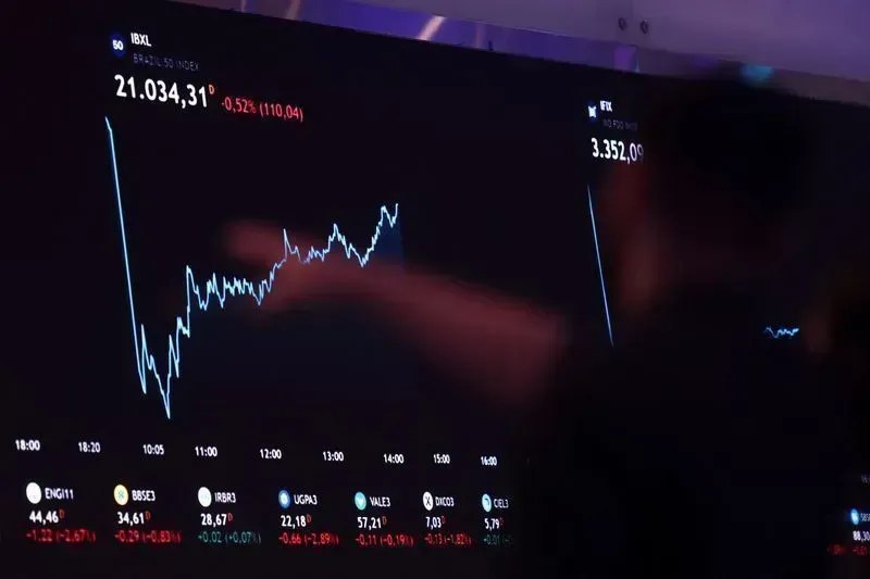 Dólar passa a subir com reação negativa ao reajuste do auxílio