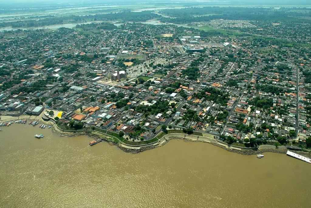 Vista aérea da cidade de Parintins às margens do rio Amazonas